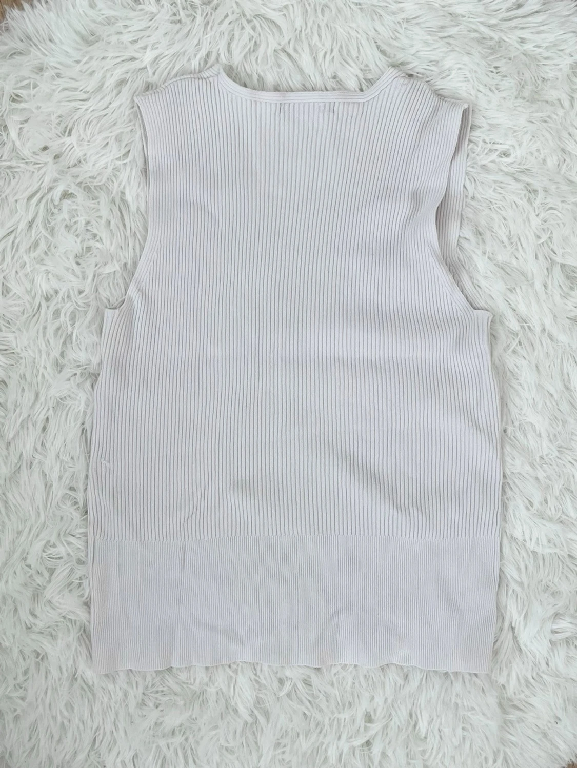 Vit ribbad topp med röda rosetter - 1