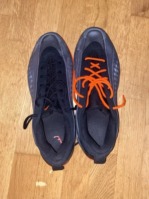 Adidas AE 1 basketskor - Säljer pga att de är för breda för min fot Använda ett par gånger och i bra skick