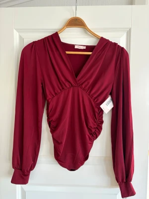 Röd topp M oanvänd  - Storlek M pris 219kr