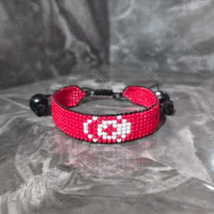 Handgjort armband Tunisiska flaggan - ✨️Justerbart, enkelt att öppna och stänga ✨️Kan stängas till en 15cm omkrets och öppnas bredast till ca 27cm omkrets ✨️Höjden av flagg-delen är 1,3cm ✨️Flagg-delen minus "glidknuten" är 14cm lång ✨️Skickas inom en vecka så fort tillverkningen är klar