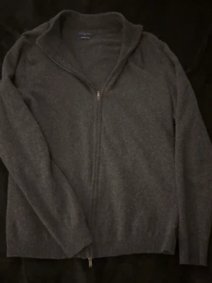 Daniele Fiesoli - Mörkgrå cashmere zip tröja, från Daniele Fiesoli som har ett nypris på 2000kr 