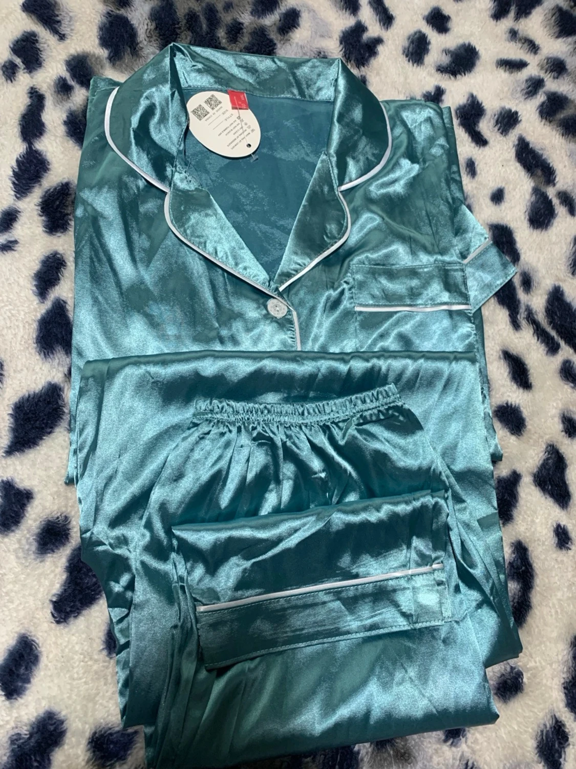 Turkos satinpyjamas med vita detaljer