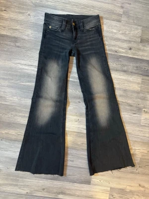 Cheap Monday jeans - Fina jeans ifrån cheap monday, säljer då de it kommer till användning. Använda en gång. Klippta längst ner då de vart för långa. Passar någon som är ca 156 cm. Prislapp finns kvar fast inte på jeansen. Storlek 23/30 i modellen flare low. Hör av er angående frågor!💗