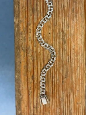 Silverarmband från Lefa 925 - Snyggt armband i äkta silver från Lefa, stämplat 925. Kedjan har rundade länkar som ger ett klassiskt och stilrent intryck. Perfekt accessoar för dig som gillar tidlös design och vill addera lite extra till din outfit.