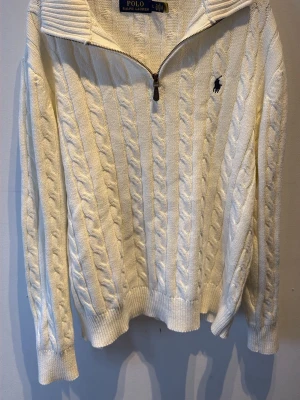  Polo Ralph Lauren Half zip - Vit halv zip från Polo Ralph Lauren. Tröjan har den klassiska broderade loggan på bröstet. Materialet är mjukt och passar till alla kläd stilar. Tröjan är som ny för att den är bara använd 2 gånger. Tröjan står som st L men den är mer som mellan M/L. Kan gå ner i pris för en snabb affär.