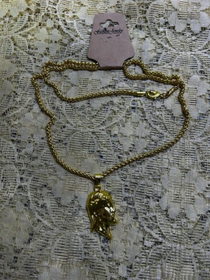 Jesus Lång Guldhalsband  - Snyggt lång guldhalsband.  Kedjan är tunn och glänsande med klassiskt lås. Perfekt för dig som gillar unika smycken med personlig touch.