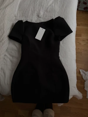 Zara klänning - Säljer den populära Zara klänningen i storlek XS. Helt ny med prislapp kvar. 