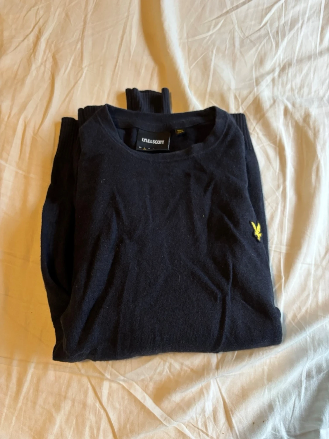 Mörkblå stickad tröja från Lyle & Scott