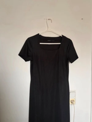 Lång klänning ifrån Kappahl  - Fint skick använd fåtal gånger perfekt till nyår