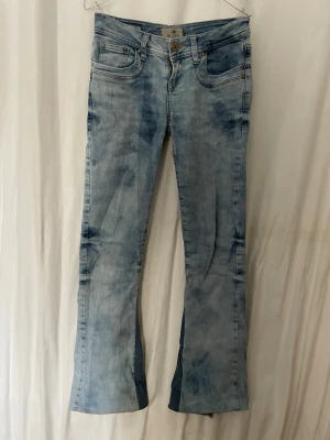 Ljusblå bootcut jeans från LTB - Säljer mina unika LTB jeans, de är blekta hemma alltså har ingen annan ett likadant par. Jag har även sytt om dem från skinny till bootcut. De är lite slitna längst ner (kom privat om ni vill ha bild på det) och dragkedjan är lite mökig men funkar. Eftersom de är så unika är de verkligen värda priset! W24 L34