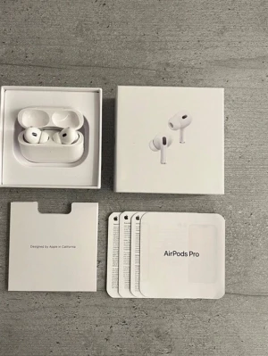 Apple AirPods Pro 2 - Säljer ett par vita Apple AirPods Pro 2 med laddningsetui, extra silikonpluggar och laddningskabel. Hörlurarna har en stilren och kompakt design i plast och levereras i originalförpackning med manualer. Perfekta för dig som vill ha grymt ljud och smidig anslutning till iPhone.