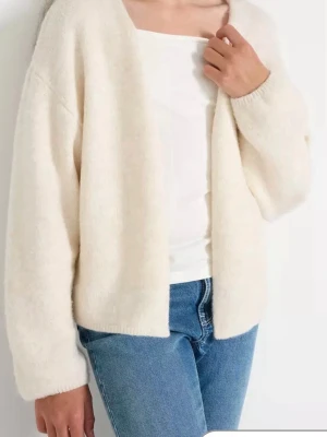 Krämvit cardien  - Fin stickad tröja från Lindex köpte för 300 kr säljer pågrund av att den inte kommer till använd. Är i bra skick använd typ 6 gånger. Pris går att diskutera (speciellt om man köper flera saker) ser till att skicka snabbt. 