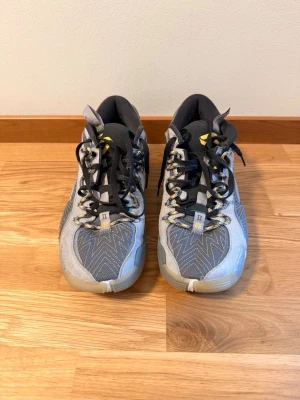 Basketskor - Jordan Luka 2 - Säljer ett par Jordan Luka 2 basketskor! Har använt dessa endast ett fåtal gånger. Dem är sköna och har bra grepp! Nästan som helt nya! Storlek 46. Köpte dessa för 1599kr, säljer för 800kr. Skriv vid funderingar, pris kan diskuteras:)!