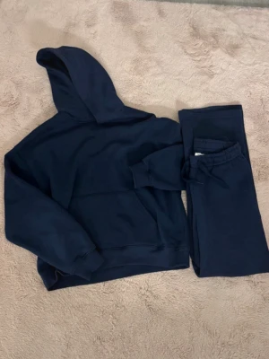 Mörkblått mjukissett  - Säljer mitt mörkblåa mjukissett från Gina då det int ekonomer till användning nå mer. Har använts men inga täcken på slitage så alltså är dom i jätte fint skick, byxorna är ibsylrmj XS och passar mig som är 168 och hoodien är i M❤️