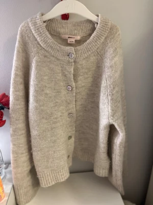 Beige stickad kofta från Gina Tricot - Beige stickad kofta från Gina Tricot i storlek 146/152. Andvända väldigt få gånger så i bra skick. 