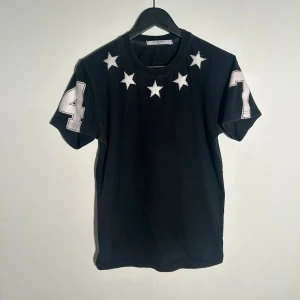 Givenchy t-shirt - Vid köp av fler produkter erbjuds bättre pris. Skriv vid ytterligare frågor eller funderingar🤝 Storlek: S. Mått: Längd 63 cm. Bredd 48 cm.