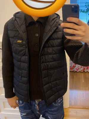 Barbour Huv väst - Hej! Säljer en Barbour väst med luva, Storlek M skick 9,5/10 hör av er för mer info //