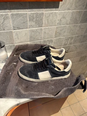 Valentino flycrew - Tja, kör nu intressekoll på dessa navy valentino flycrews i fint skick, endast 2 nitar saknas. Skriv vid minsta lilla fundering!