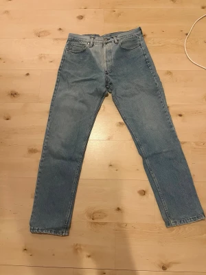 Vintage levi 501 - Vintage par Levi 501 jeans.  Kan inte säga storleken som visas på byxorna då det blir vilseledande (pga vintage).  Utgå från denna information:  längd: 182,5  vikt: 77kg  Jag brukar använda levi 32/32.