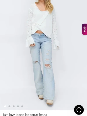 Ljusblå bootcut jeans med slitningar Gina tricot  - Säljer ett par ljusblå bootcut jeans med låg midja och löst sittande passform. Jeansen har flera slitningar och hål på benen för en trendig, avslappnad look. Perfekta för dig som gillar en casual och cool stil. Slutsålda i storlek M på 14+ ”avdelningen”, använda fåtal gånger