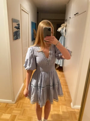 Malina Dress - Malina ”Elvira” Mini Mekko Todella hyvässä kunnossa Käytetty kerran Ei mitään käytön jälkiä Koossa: XS Venyvä Istuu tosi hyvin Todella tyylikäs ja hieno Käy juhliin, konfirmaatioon tai jonnekkin muualle!  Tilattu Malinan omalta sivustolta  Ovh. 245€