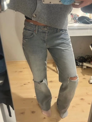 Baggy jeans från Zara -  As snygga bagg jeans med hål från zara! Bilderna är lånade från tjejen, jag köpte dem av, kommer inte till användning för att om jag är för små för mig. Midjemåttet är 38,5 cm💕💕💕