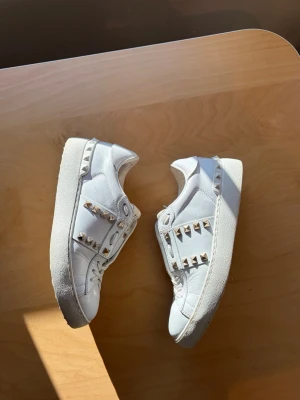 Valentino Open - Valentino open skor | Väldigt mycket kvar att ge och de tvättas innan frakt | 100% äkta med ingående äkthetsgaranti ✔️| Vädligt eftertraktade |  Fraktas samma dag 🚚 📦 | Kontakta vid fler frågor eller funderingar ✔️