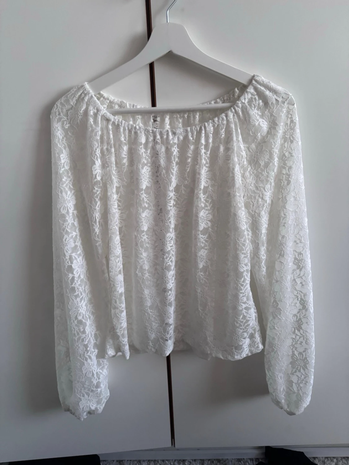 Vit spetsblus med lång ärm - 1