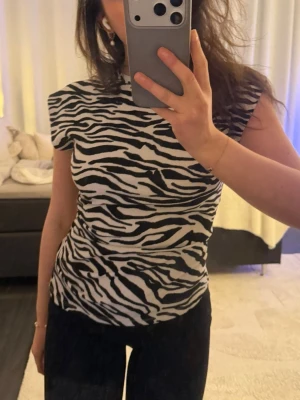 Zebramönstrad topp  - Säljer en zebramönstrad topp från mango strl m men skulle säga s 