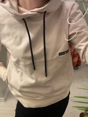 Oanvänd sail racing hoodie - En helt oanvänd sail racing hoodie i ljusrosa med mudd ärmar och snören. 🍀Original pris 1300kr🍀         I 100% bomull och går att använda till vardags och till sport. Hör av dig om du har frågor! 💓