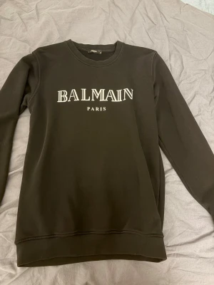 Balmain tröja svart - Bra skicka använd men fortfarande bra skick kan gå ned i pris vid snabbaffär, den är i storlek xl men passar som M pågrund av liten i storlekarna