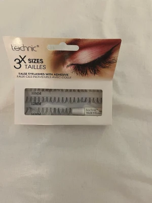 Technic individuella lösögonfransar - Technic individuella lösögonfransar i tre längder: 10 mm, 12 mm och 14 mm. Svarta fransar med medföljande lim, perfekta för att skapa en naturlig eller dramatisk look. Kommer i en vit förpackning med genomskinligt fönster. 💞💋