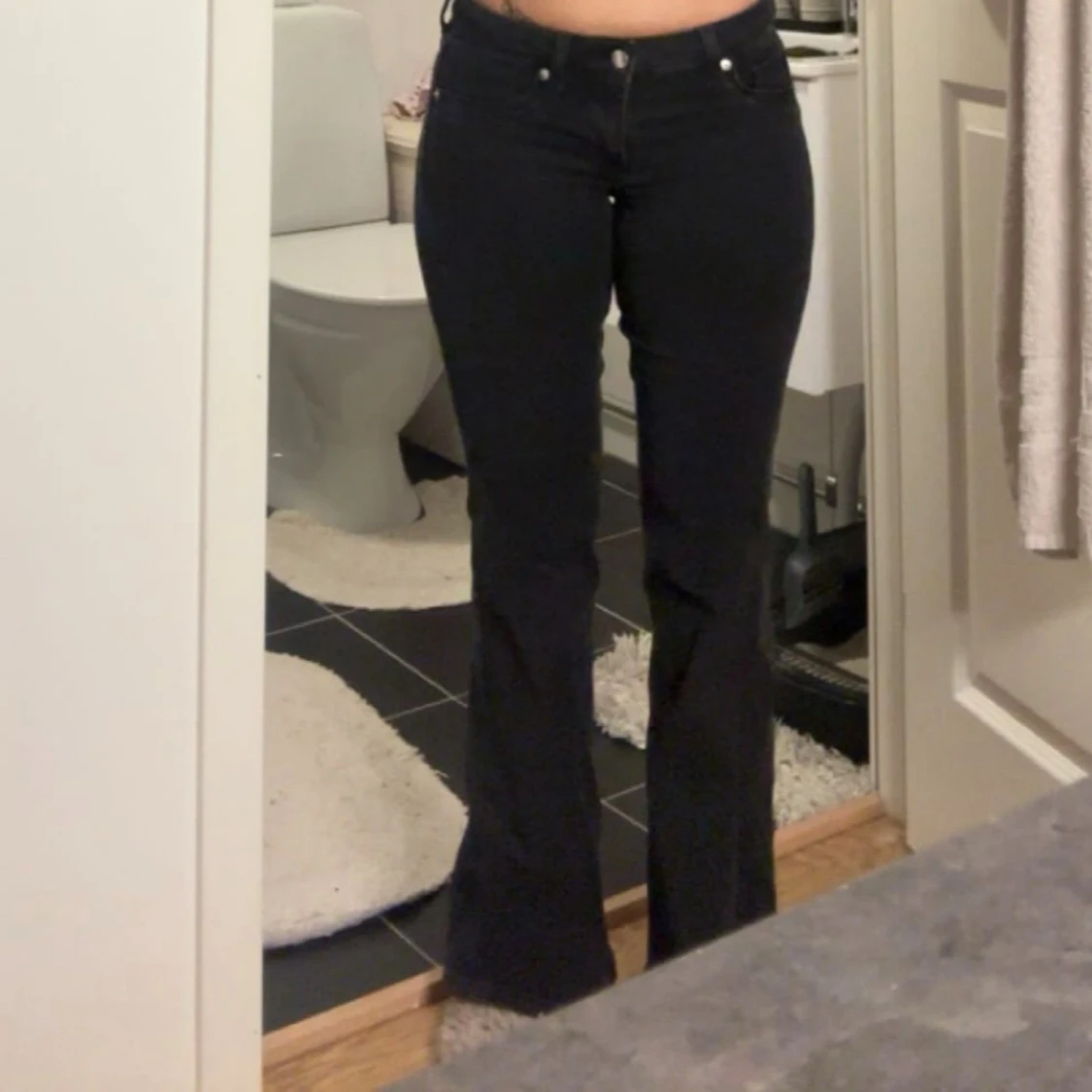Svarta bootcut jeans med hög midja
