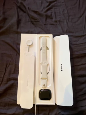Apple Watch 8 - Apple Watch 8 i nyskick. Aldrig använd, alltid med skärmskydd och skal sedan den var ny. Batterihälsan är på 98%. Kvitto, laddare samt all originalförpackning medföljer.