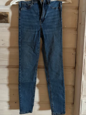 Mörkblå skinny jeans - Snygga mörkblå skinny jeans med och normal midja. Jeansen har smal passform och är tillverkade i stretchigt denimtyg för extra komfort. Har ändats haft på fr att testa men de har varit för korta i benan då jag är lång. 