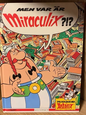 Men var är Miraculix? Asterix-bok - Rolig och färgglad Asterix-bok med titeln 'Men var är Miraculix?!?'. Boken har hårda pärmar och är fylld med spel och lekar där du letar efter Miraculix i olika detaljerade illustrationer. Perfekt för dig som gillar äventyr och kluriga utmaningar.