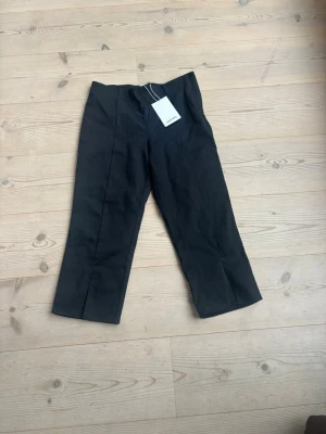 Capribyxor  - Snygga capribyxor från Monki, aldrig använda