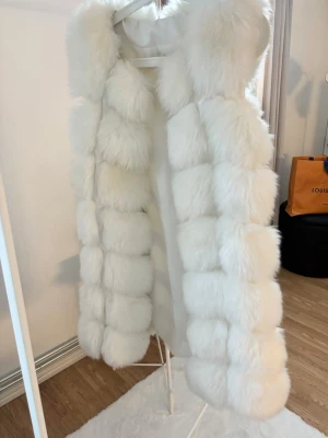 Fake fur pälsväst  - Aldrig använd, i nyskick. Fake fur 