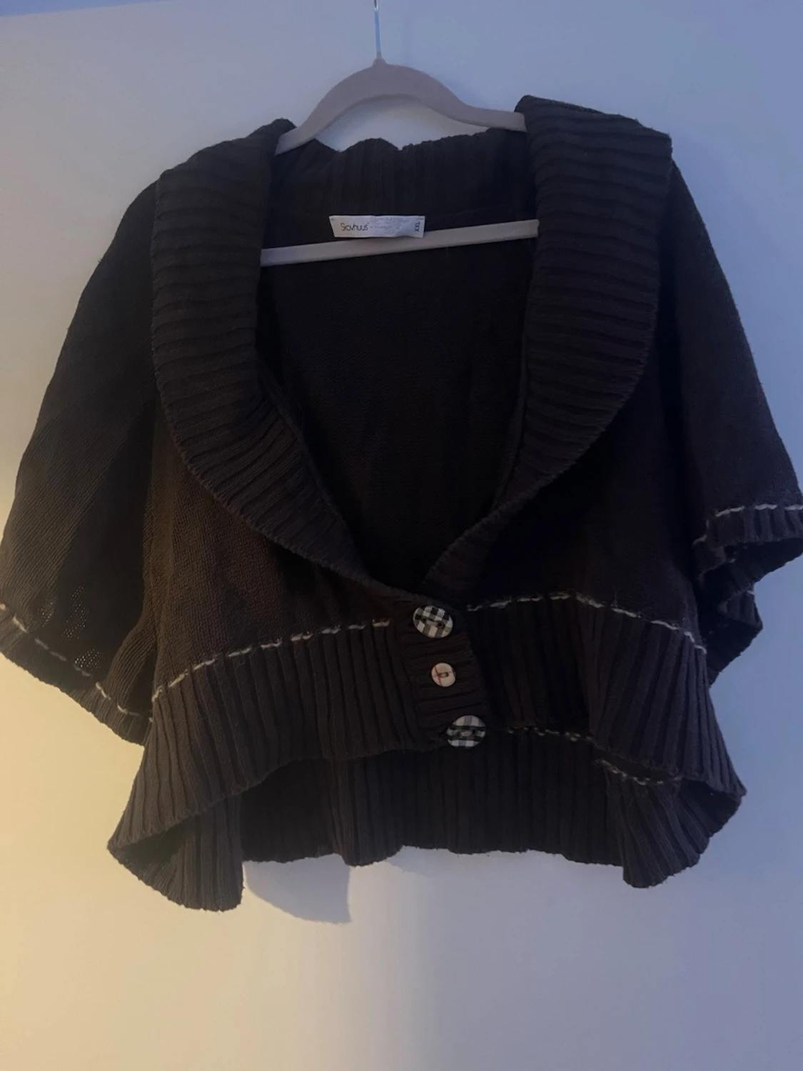 Brun kofta med knappar och krage - 3