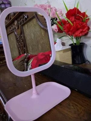 Rosa sminkspegel med LED-belysning - Snygg sminkspegel i ljusrosa plast med rektangulär form och rundade hörn. Spegeln har en bred, stabil fot och inbyggd LED-belysning runt spegelglaset för extra bra ljus när du sminkar dig. Perfekt att ha på sminkbordet eller skrivbordet.