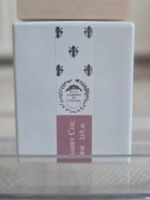 Shabby Chic parfym från Giardini di Toscana - Shabby Chic parfym från Giardini di Toscana i en elegant vit rektangulär förpackning med dekorativa svarta detaljer och en rosa etikett. Flaskan rymmer 100 ml och har en stilren, modern design som känns lyxig och trendig. Saknas ca 20ml
