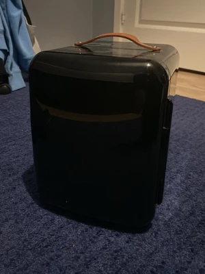 Svart minikyl - Snygg mini kyl. Man kan lägga 4 drickor osen lite andra saker som smink, drickor och snacks 😁