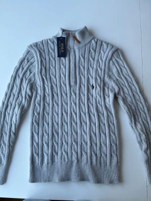 Grå Polo quarter zip  - Säljer då jag tog fel storlek, inte XL som de står prövade och de passar S