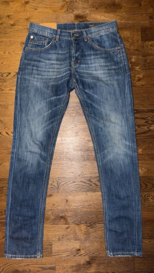 Dondup Jeans Ritchie  - Dondup Jeans Ritchie! Trendigaste jeansen på marknaden.  Ny pris=4000 kr Säljs för 999 kr         (Modellen har original slitningar från fabrik vilket är väldigt eftertraktat och populärt)