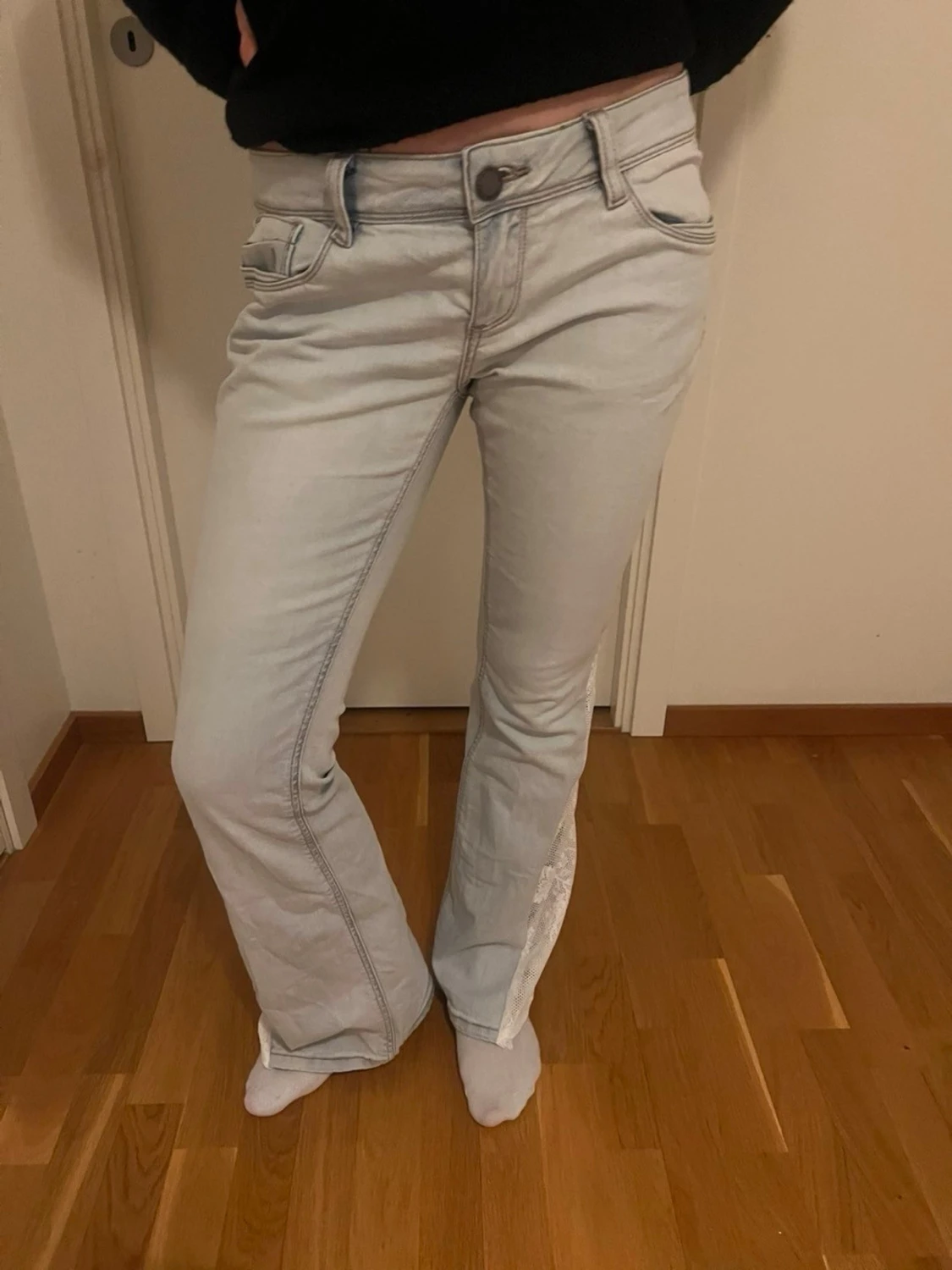 Ljusblå bootcut jeans med spetsdetalj - 2