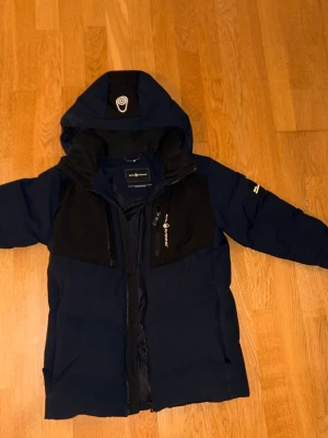 Mörkblå dunjacka från Sail Racing - Sail Racing jacka mörkblå.Använd ut men är i bra skick. Skriv för frågor. Pris kan diskuteras!