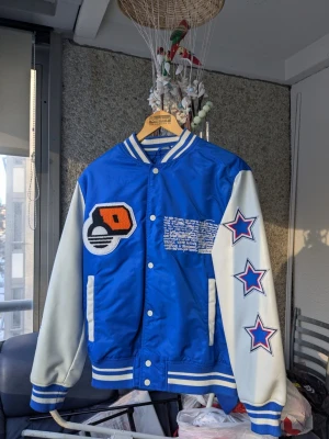 Zara Varsity Jacket  - Säljer min Zara Varsity Jacket köpt från Zara i Stockholm. Den har använts genom åren. Ni får bedöma skicket själva men det finns en "fläck" inne i Jackan syns på sista bilden och det finns inga hål. Säljer denna på Vinted också, så först till kvarn gäller. 