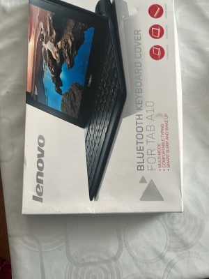 Lenovo Bluetooth tangentbordsskydd A10 - Säljer ett svart Bluetooth tangentbordsskydd för Lenovo Tab A10 den är helt ny och är oöppnat) Tangentbordet har flera visningslägen, smart sleep och wake-up funktion samt skyddar din surfplatta. Perfekt för dig som vill ha ett smidigt och portabelt tangentbord till din Lenovo-platta.h
