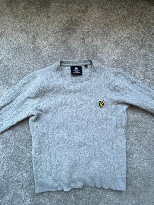 Kabelstickad Lyle & Scott - Säljer denna kabelstickade Lyle & Scott tröja då den inte passar mig längre | storleken är small men har krympt så skulle säga att den passar Xs