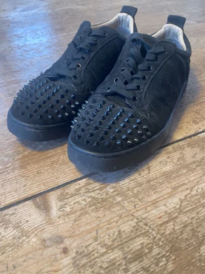 Svarta Louboutin med taggar - Svart Louboutins med taggar storlek 43 använda men i väldigt gott skicka. 